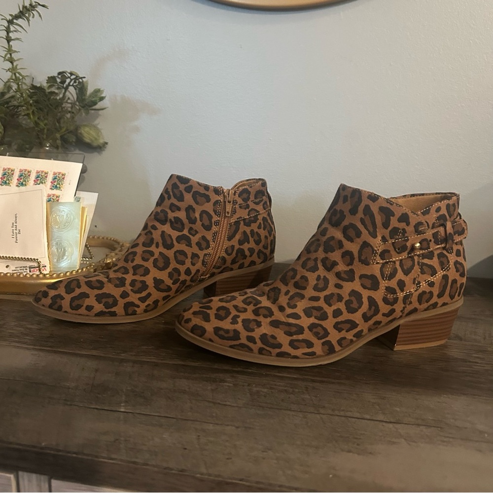 Old Navy Leopard Print, Western Style, Stacked Heel Bootie. Women's Size 8 - Picture 2 of 6